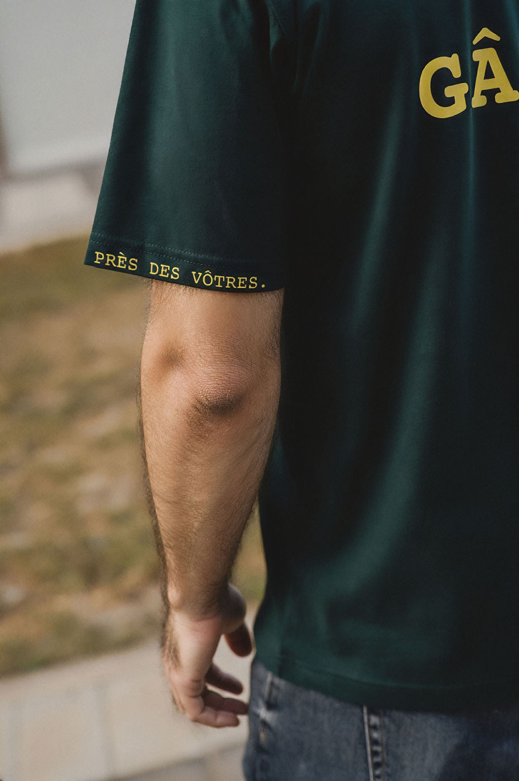 Camiseta verde Loin des ondes, près de vôtres